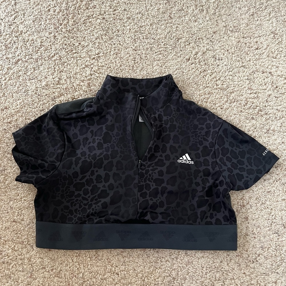 This light weight crop top is the perfect addition to your workout wardrobe!